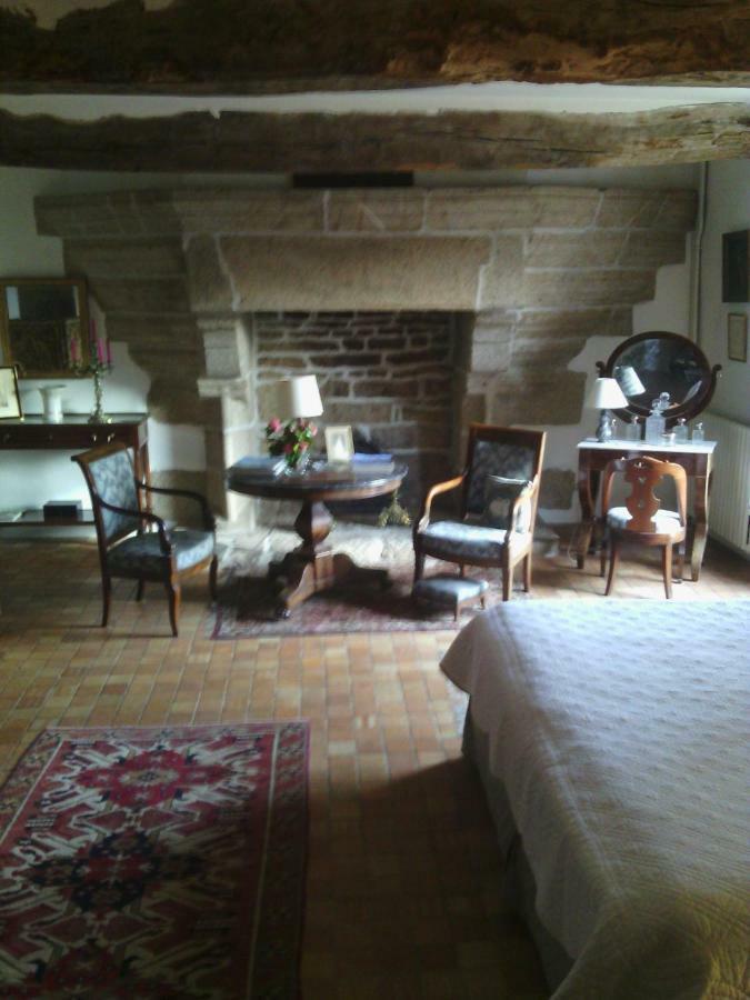 Manoir De Kerguereon Bed and Breakfast Ploubezre Buitenkant foto